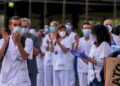 Sanitarios aplaudiendo