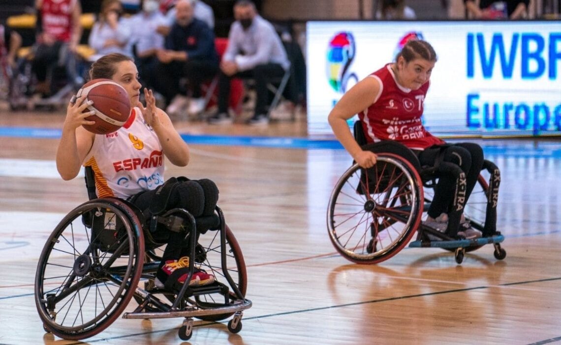 Sara Revuelta en un partido con la Selección Española de baloncesto en silla de ruedas