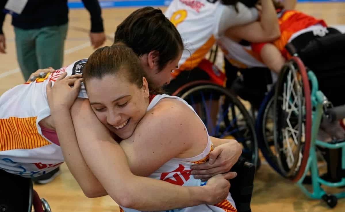 Sara Revuelta en un partido con la Selección Española de baloncesto en silla de ruedas