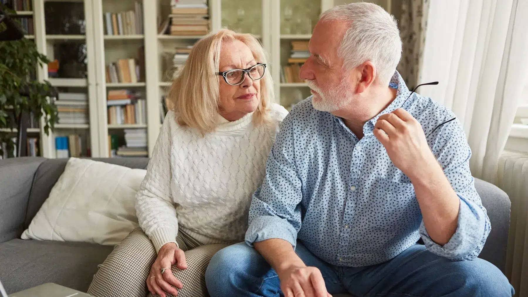 Pareja de personas mayores analizan los requisitos de la pensión de jubilación de la Seguridad Social