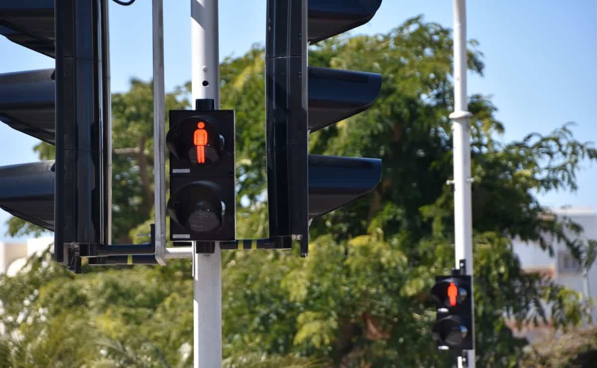 Semáforo en rojo para los peatones