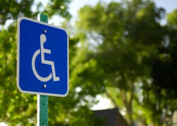 Señal de tráfico V15 de plaza de aparcamiento reservadas para personas con movilidad reducida