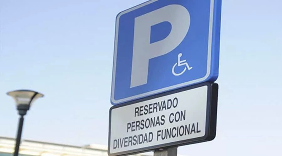 Fuenlabrada sustituye el término “discapacitado” por “diversidad funcional” en las señales de aparcamiento PMR