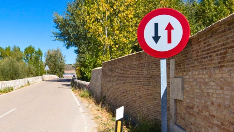 Señal de prioridad en carreteras