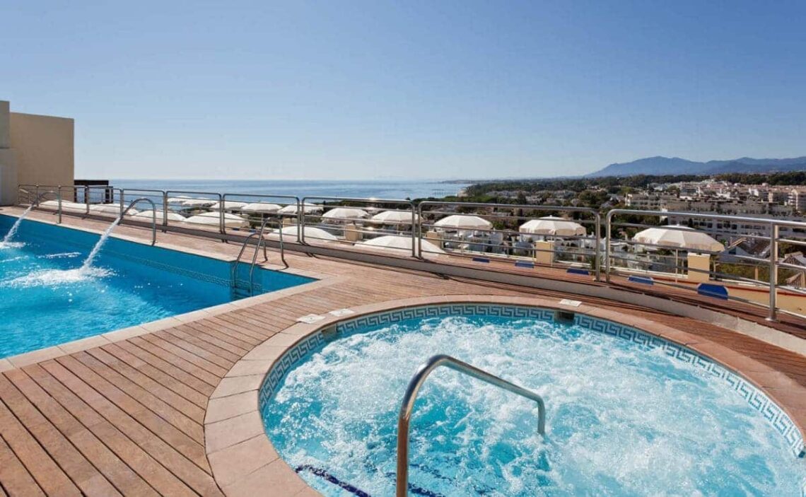 Terraza con piscina y jacuzzi del Senator Marbella Spa que ofrece Carrefour Viajes