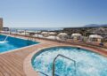 Terraza con piscina y jacuzzi del Senator Marbella Spa que ofrece Carrefour Viajes