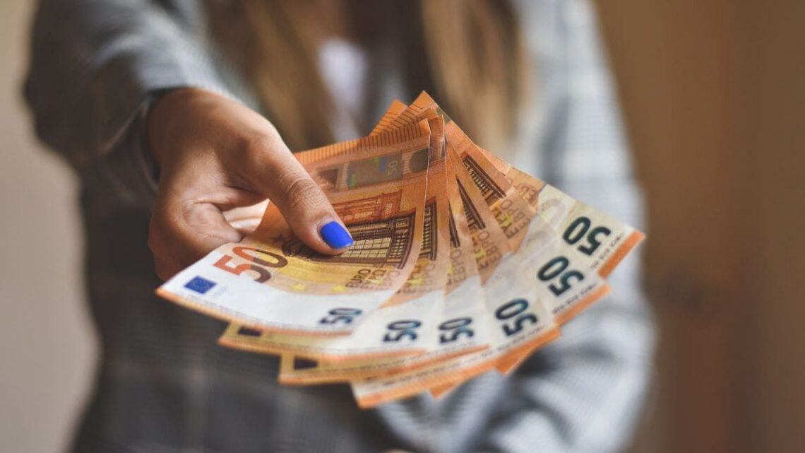 El SEPE tiene un ayuda económica para las personas que han cotizado menos de un año