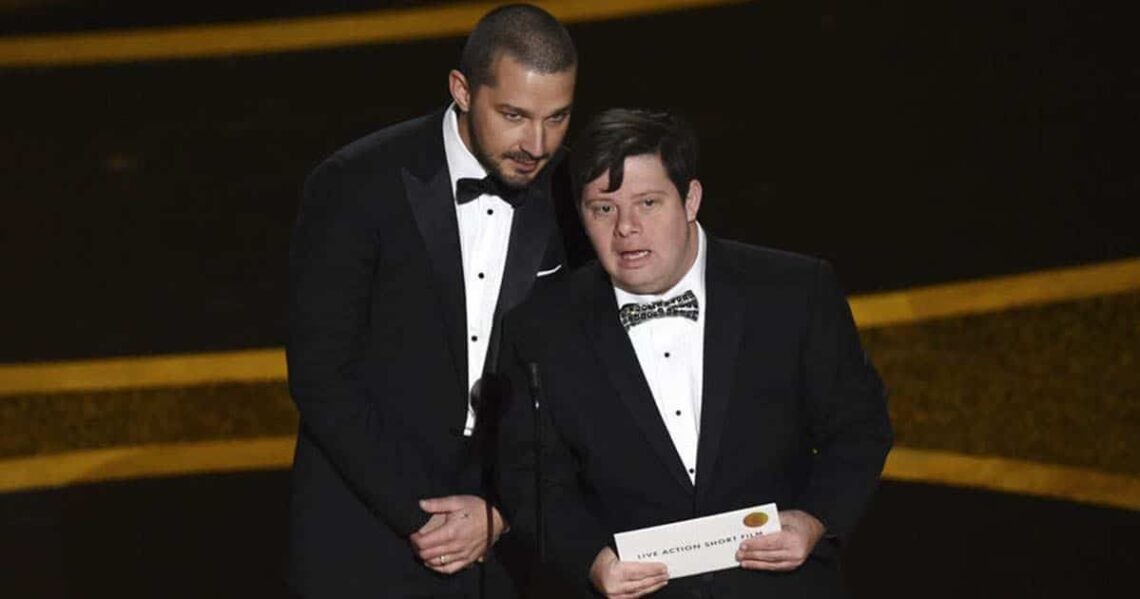 Zack Gottsagen junto a Shia Labeouf entregando el Oscar a Mejor Cortometraje