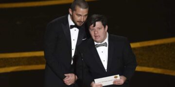 Zack Gottsagen junto a Shia Labeouf entregando el Oscar a Mejor Cortometraje