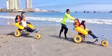 Sillas anfibias para personas con discapacidad en la playa de La Barrosa