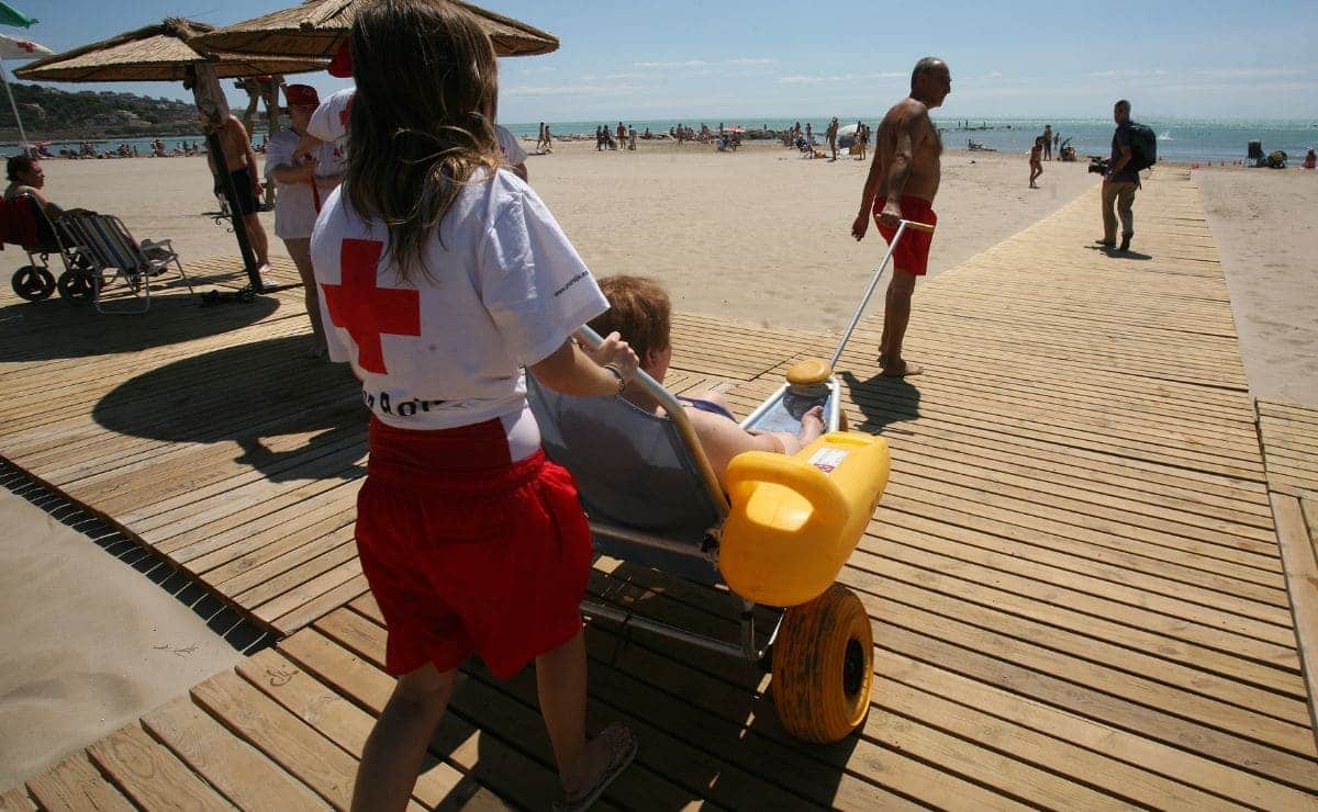 Servicio 'Un baño sin barreras' que ofrece la Cruz Roja en las playas de Huelva