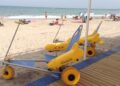Silla anfibia en una playa accesible de Barcelona