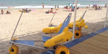 Silla anfibia en una playa accesible de Barcelona
