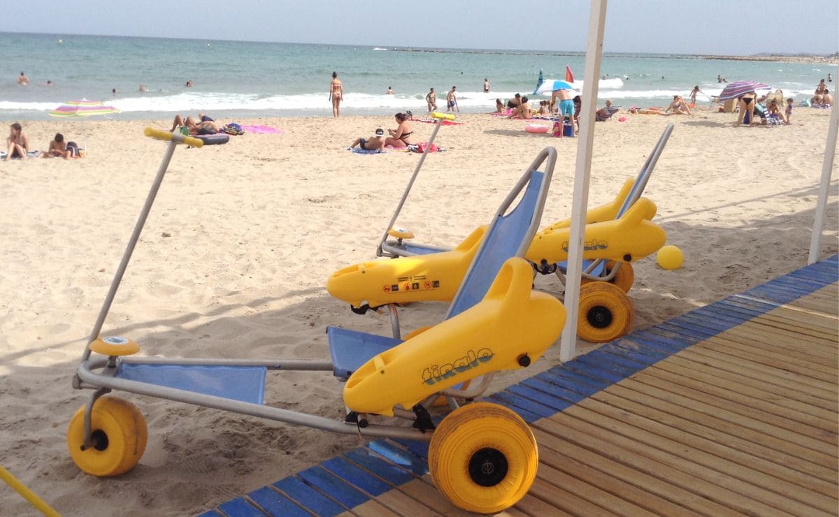 Silla anfibia en una playa accesible de Barcelona