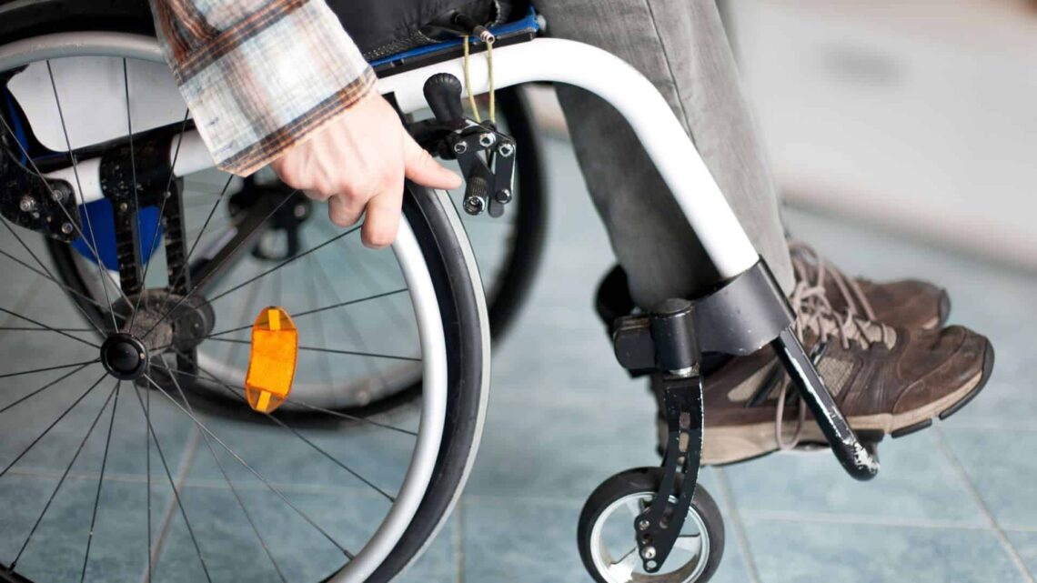 Una madre obliga a sus hijos a ir en silla de ruedas durante años para simular una enfermedad