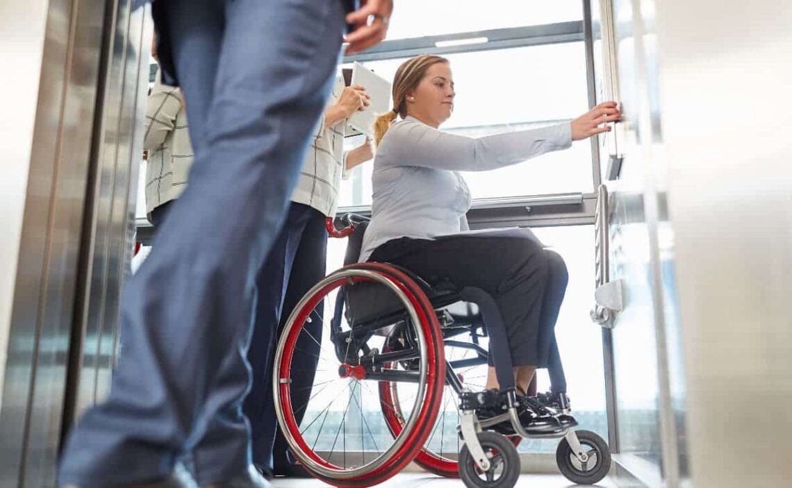 Ascensor instalado para mejorar la accesibilidad de las personas con discapacidad