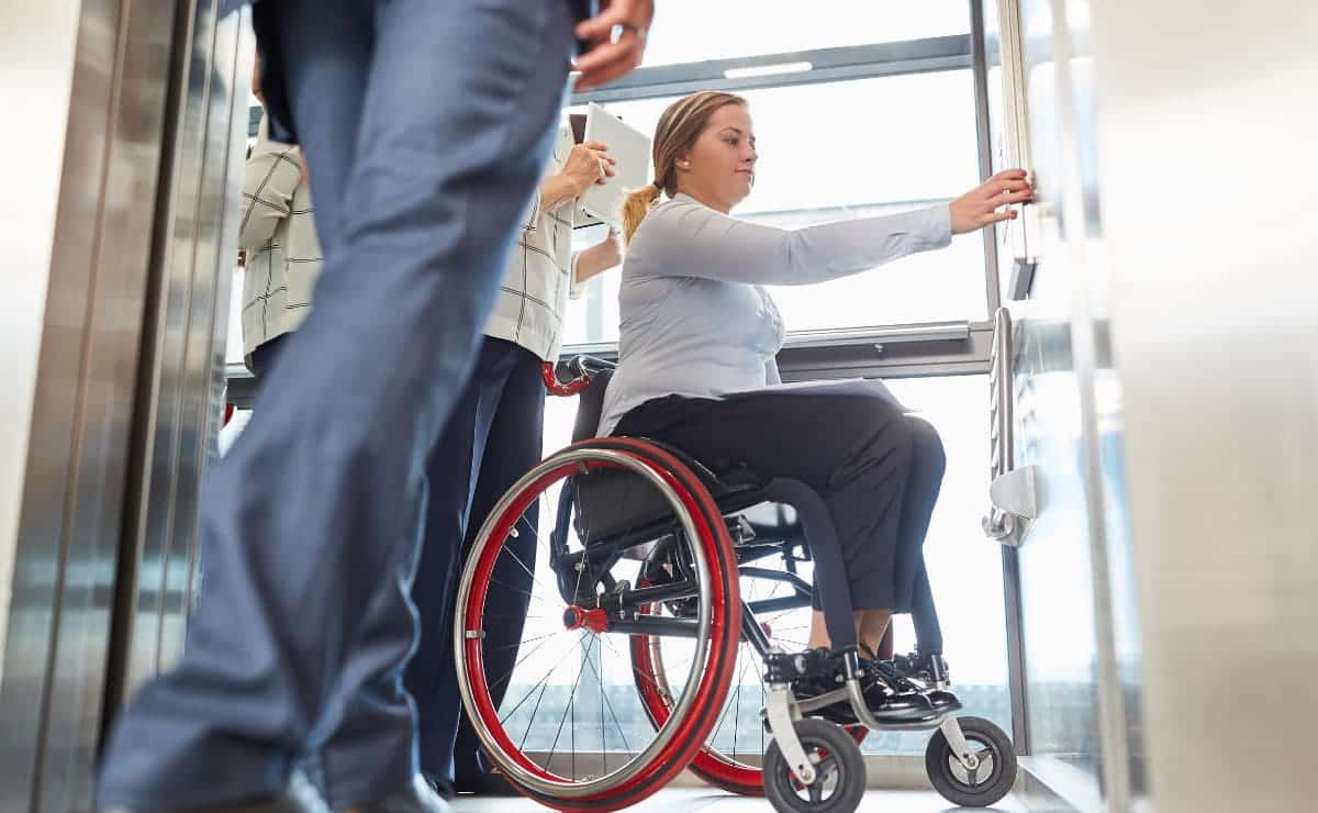 Ascensor instalado para mejorar la accesibilidad de las personas con discapacidad | CANVA