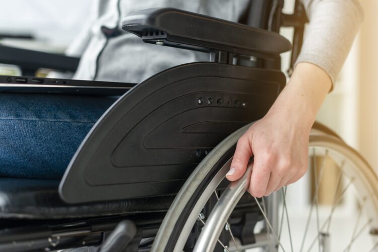 Persona con discapacidad en silla de ruedas