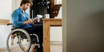 Persona en silla de ruedas discapacidad imserso accesibildad