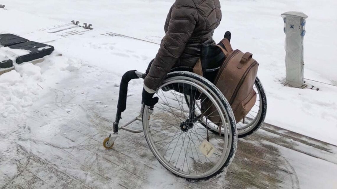 Silla de ruedas frente a la nieve y el hielo