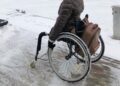 Silla de ruedas frente a la nieve y el hielo