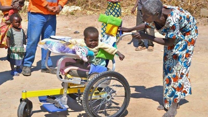 Un grupo de jubilados fabrican silla de ruedas para niños necesitados