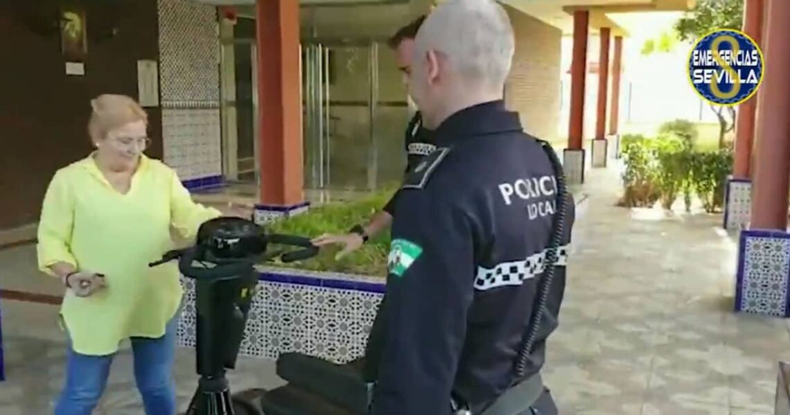 La Policía Local entregando la silla de ruedas robada
