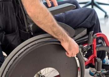 Un joven ingeniero crea una silla de ruedas que "cobra vida" a través de la voz