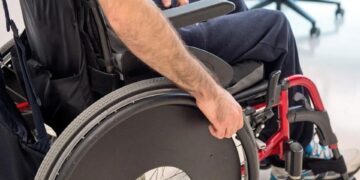 Un joven ingeniero crea una silla de ruedas que "cobra vida" a través de la voz