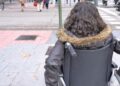 Mujer en silla de ruedas por la ciudad
