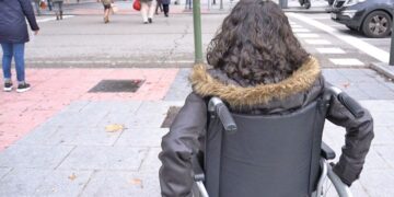 Mujer en silla de ruedas por la ciudad