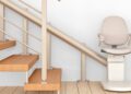 Silla salvaescaleras que se utiliza en una vivienda accesible