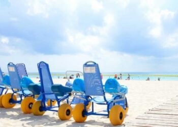 Silla anfibias, uno de los elementos que no debe de faltar en una playa accesible