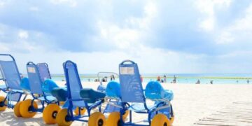 Silla anfibias, uno de los elementos que no debe de faltar en una playa accesible