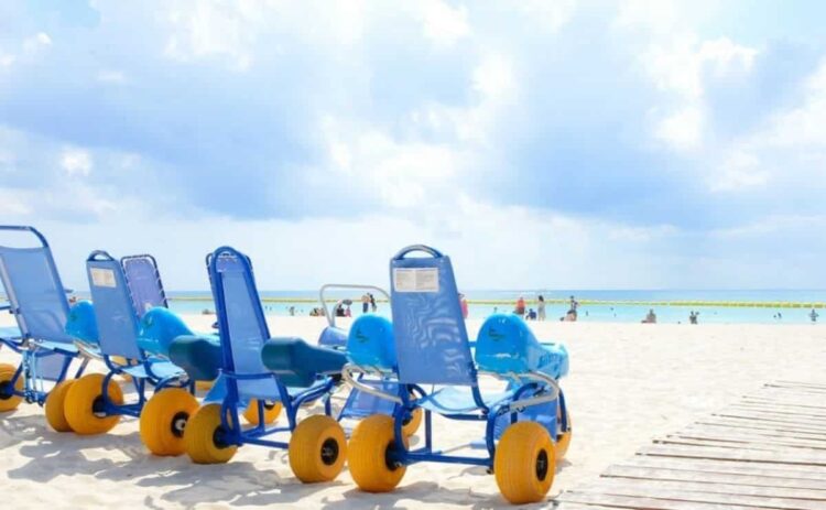 Silla anfibias, uno de los elementos que no debe de faltar en una playa accesible