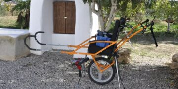 El Parque Natural de Ses Salines apuesta por la inclusión de las personas con movilidad reducida con las sillas Joëlette