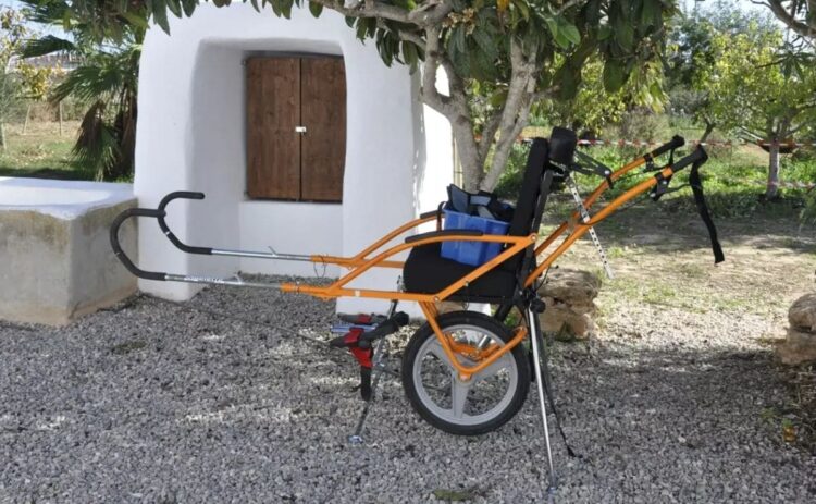 El Parque Natural de Ses Salines apuesta por la inclusión de las personas con movilidad reducida con las sillas Joëlette