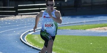 Persona con discapacidad intelectual en una prueba de atletismo