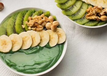 Smoothie bowl con espirulina, plátano y kiwi