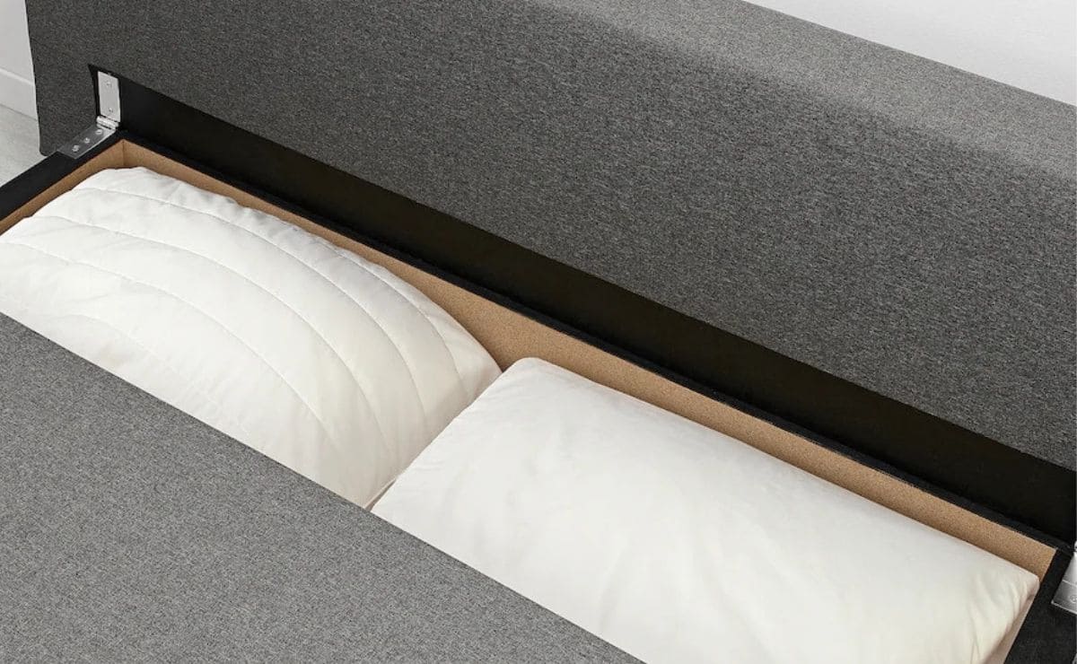Se incluyen tres almohadas con la compra de este sofá cama de Ikea