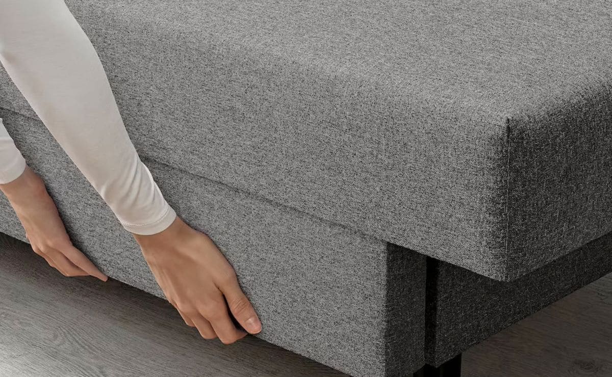 Este sofá cama de Ikea tiene un útil cajón para guardar la ropa de cama
