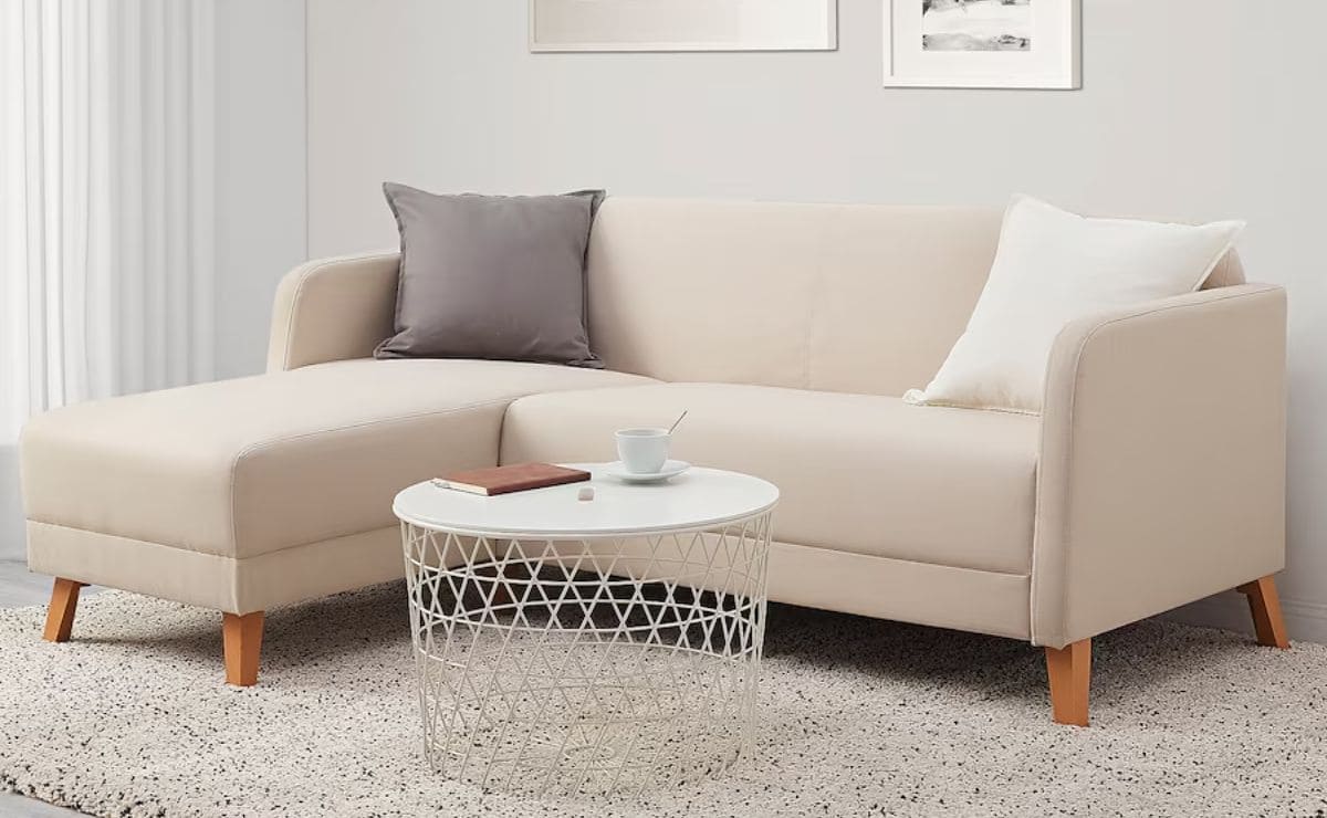 El elegante sofá chaiselongue de IKEA