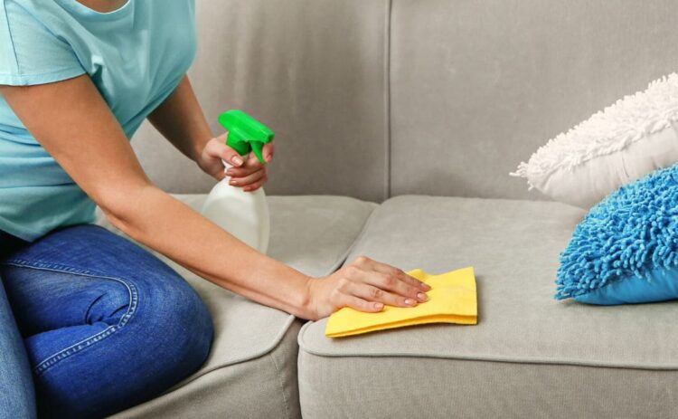 Así puedes hacer la limpieza y eliminar los malos olores de un sofá de tela con este ingrediente