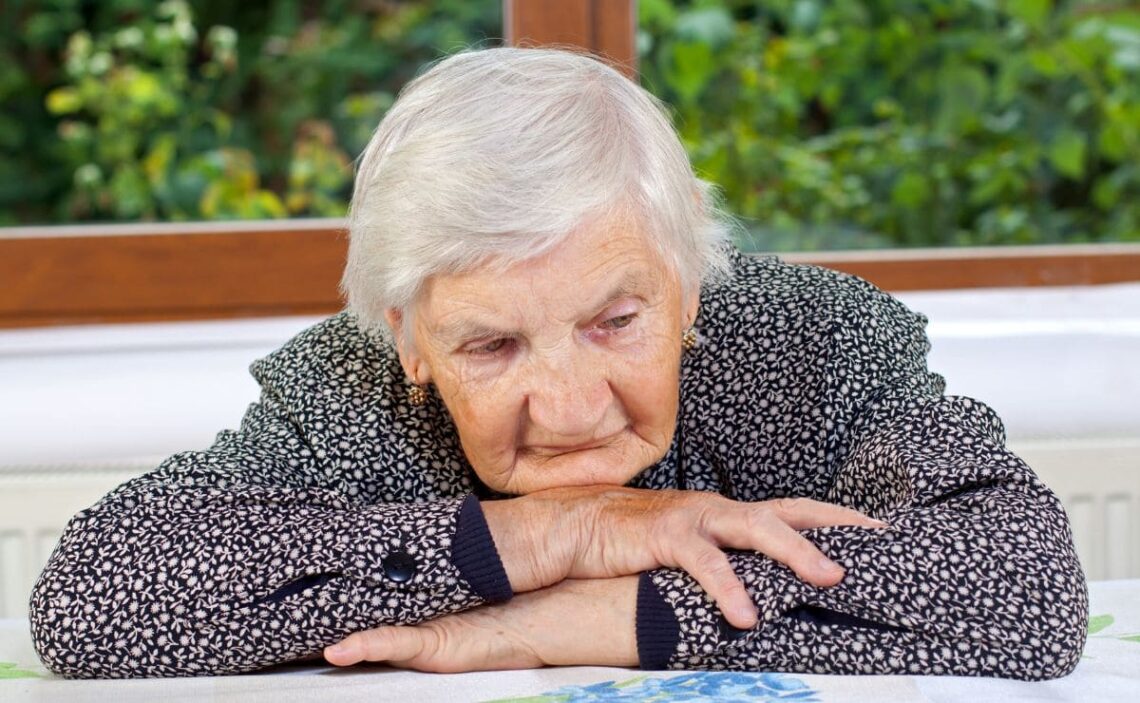 Persona mayor en situación de soledad no deseada