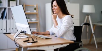 Mujer con incapacidad permanente en ordenador