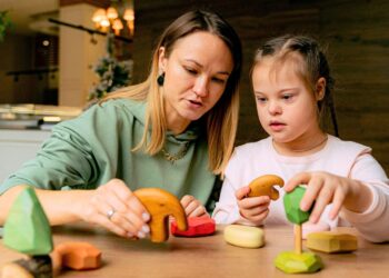 Madre e hija con discapacidad jugando