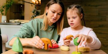 Madre e hija con discapacidad jugando