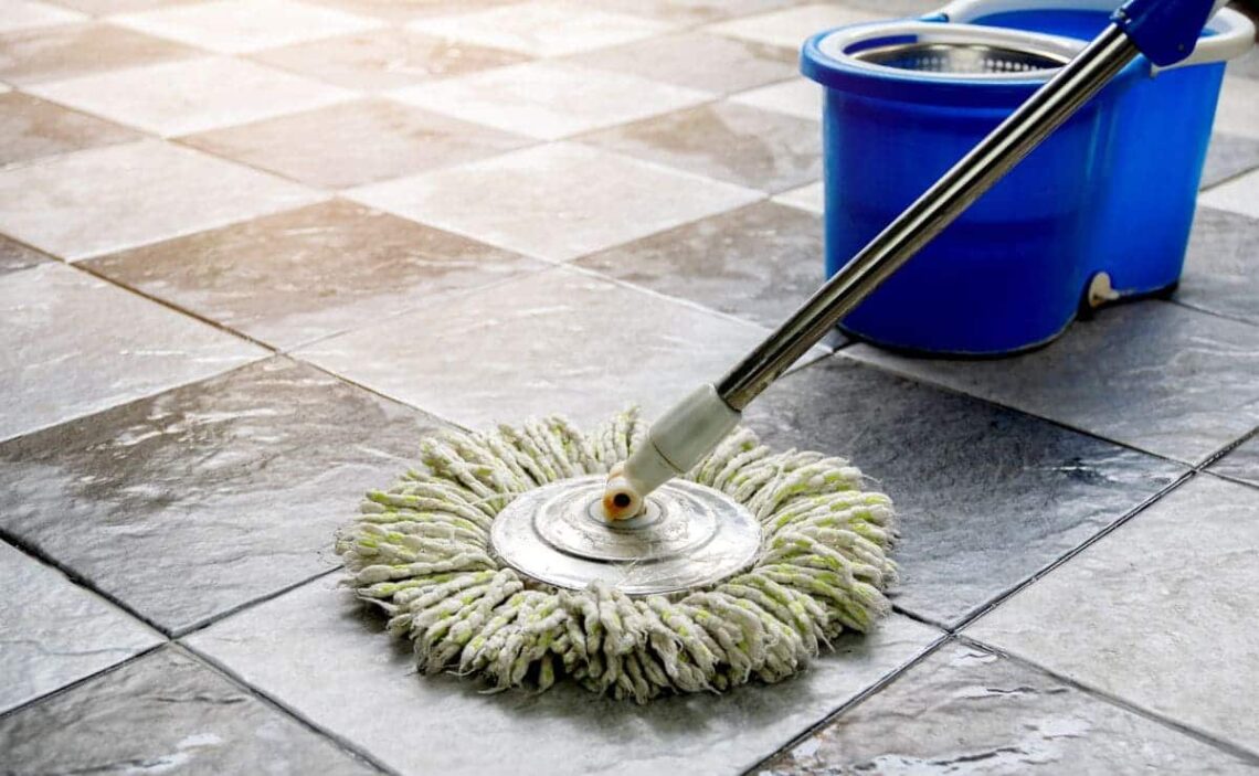 Limpieza de suelos para eliminar huellas