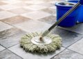 Limpieza de suelos para eliminar huellas