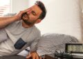 Hombre en la cama por la mañana